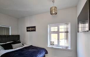 Stunning Detached Hidden King Suite Abode