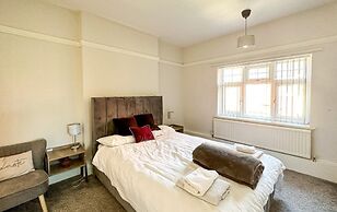 Stunning Detached Hidden King Suite Abode