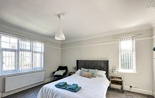 Stunning Detached Hidden King Suite Abode