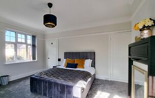 Stunning Detached Hidden King Suite Abode