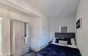 Stunning Detached Hidden King Suite Abode