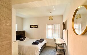 Stunning Detached Hidden King Suite Abode