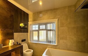 Stunning Detached Hidden King Suite Abode