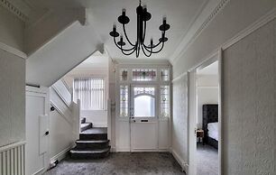 Stunning Detached Hidden King Suite Abode