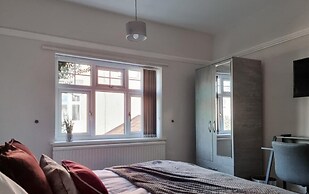 Stunning Detached Hidden King Suite Abode