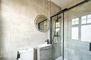 Stunning Detached Hidden King Suite Abode