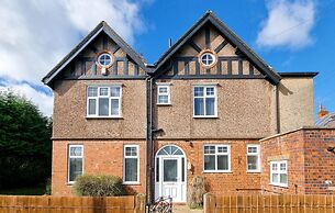 Stunning Detached Hidden King Suite Abode