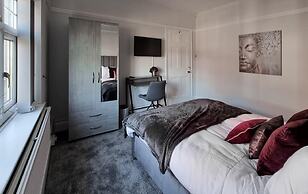 Stunning Detached Hidden King Suite Abode