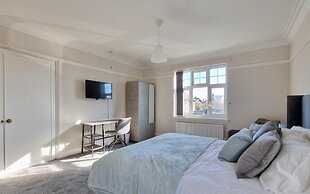 Stunning Detached Hidden King Suite Abode