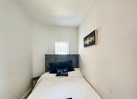 Stunning Detached Hidden King Suite Abode