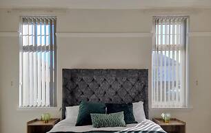 Stunning Detached Hidden King Suite Abode