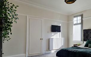 Stunning Detached Hidden King Suite Abode