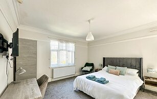 Stunning Detached Hidden King Suite Abode