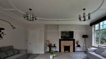 Stunning Detached Hidden King Suite Abode