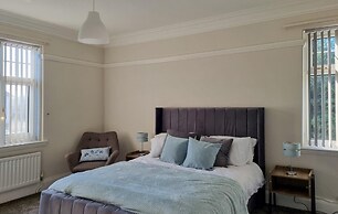 Stunning Detached Hidden King Suite Abode