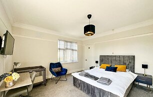 Stunning Detached Hidden King Suite Abode