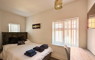 Stunning Detached Hidden King Suite Abode