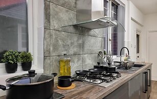 Stunning Detached Hidden King Suite Abode