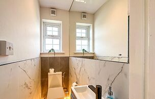 Stunning Detached Hidden King Suite Abode