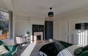 Stunning Detached Hidden King Suite Abode