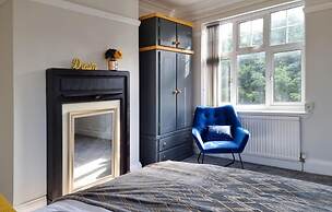 Stunning Detached Hidden King Suite Abode