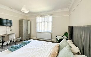 Stunning Detached Hidden King Suite Abode