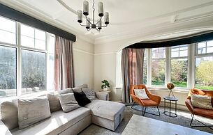 Stunning Detached Hidden King Suite Abode