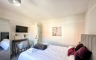 Stunning Detached Hidden King Suite Abode