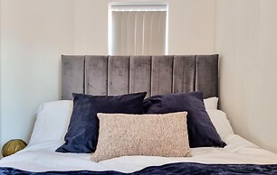 Stunning Detached Hidden King Suite Abode