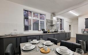 Stunning Detached Hidden King Suite Abode