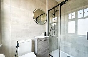 Stunning Detached Hidden King Suite Abode