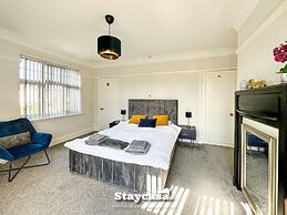 Stunning Detached Hidden King Suite Abode