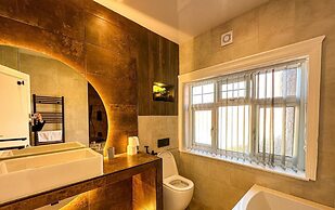 Stunning Detached Hidden King Suite Abode