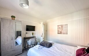 Stunning Detached Hidden King Suite Abode