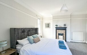 Stunning Detached Hidden King Suite Abode