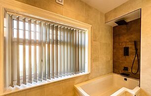 Stunning Detached Hidden King Suite Abode