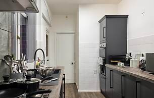 Stunning Detached Hidden King Suite Abode