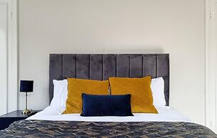 Stunning Detached Hidden King Suite Abode