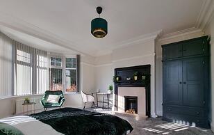 Stunning Detached Hidden King Suite Abode