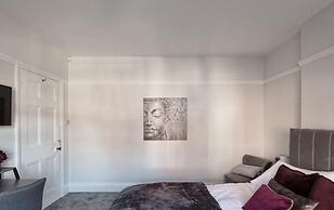 Stunning Detached Hidden King Suite Abode