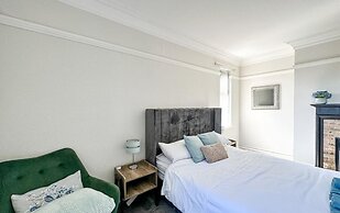 Stunning Detached Hidden King Suite Abode