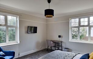 Stunning Detached Hidden King Suite Abode