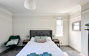 Stunning Detached Hidden King Suite Abode