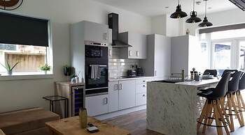 Stylish King Bed Suite Free Parking Large Patio