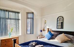 Stylish King Bed Suite Free Parking Large Patio