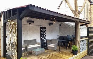 Stylish King Bed Suite Free Parking Large Patio