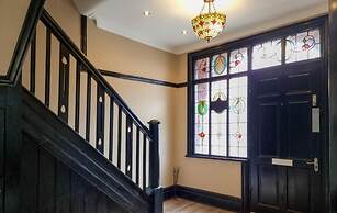 Stylish King Bed Suite Free Parking Large Patio