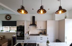 Stylish King Bed Suite Free Parking Large Patio