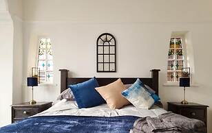 Stylish King Bed Suite Free Parking Large Patio