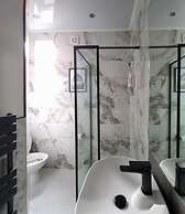 Stylish King Bed Suite Free Parking Large Patio